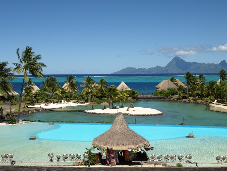 Swimmingpool mit Ausblick auf Moorea